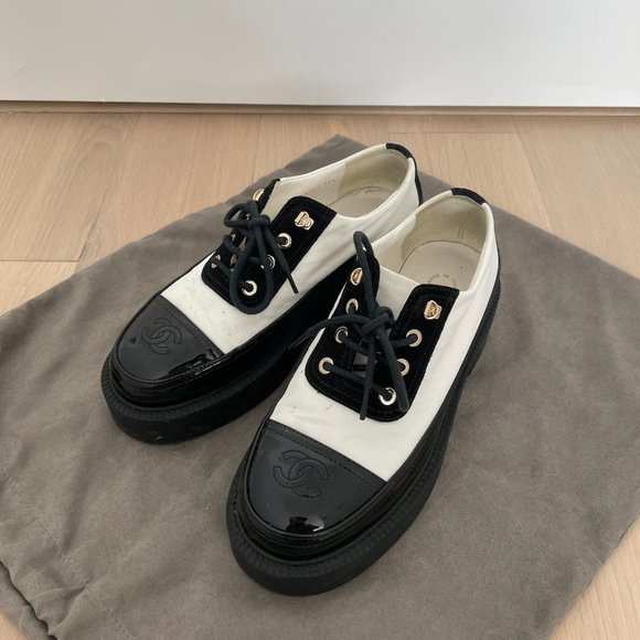 CHANEL 26S LOAFERS IN BURGUNDY RED PATENT CALFSKIN WITH CC LOGO